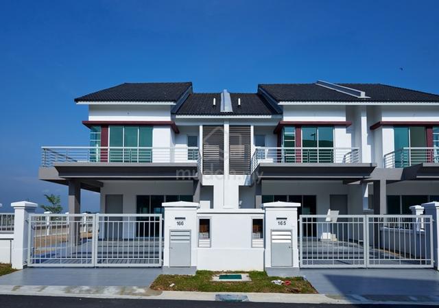 Fully Renovated 22X75 2 Storey Superlink 1