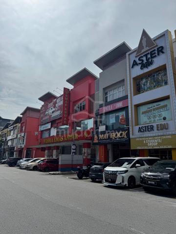 {OFFICE SPACE} 3 Storey Shop Lot Jalan Plumbum Seksyen 7 Shah Alam 1