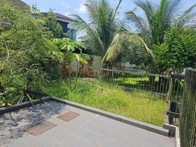 Double Storey Corner Terrace House at Stapok Selatan 4