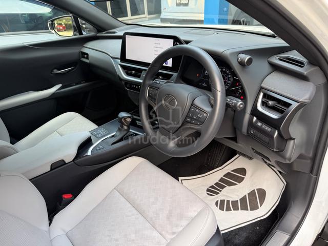 2022 lexus ux200 original white interior  - 4