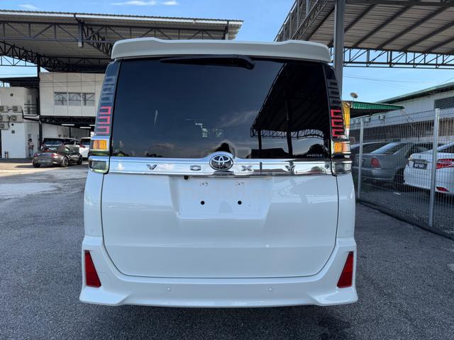 TOYOYA VOXY ZS Kirameki III 2.0 (A) LIKE NEW - 5
