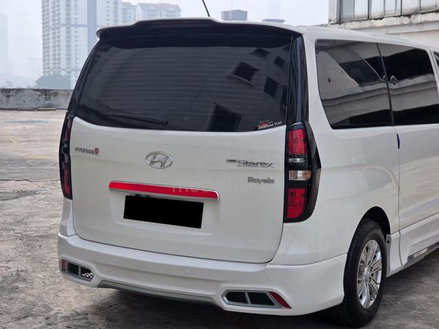 Hyundai GRAND STAREX 2.5 ROYALE 12 Seater MPV - 3