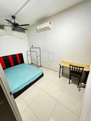 Queen bedroom Full Furnish wifi Giant 3e NSK MRT Equine Seri Kembangan 1