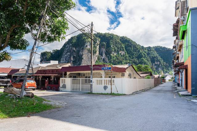 Batu Caves 10 minutes walk to Temple 1