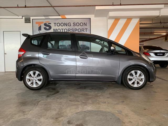 Honda JAZZ 1.5 V (A) FULL LOAN KAWTIM/ 5YR WARRATY - 5