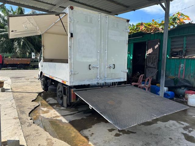 11 HINO WU300R 10ft Box Taillift Low mileage 26km - photo 4 of 6