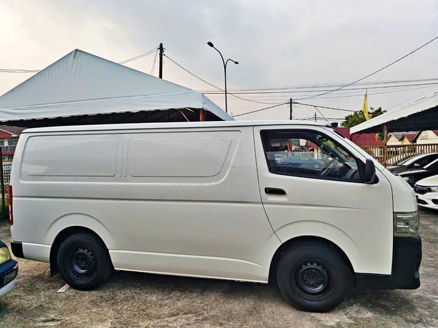 2010 Toyota HIACE PANEL VAN 2.5 D - 1