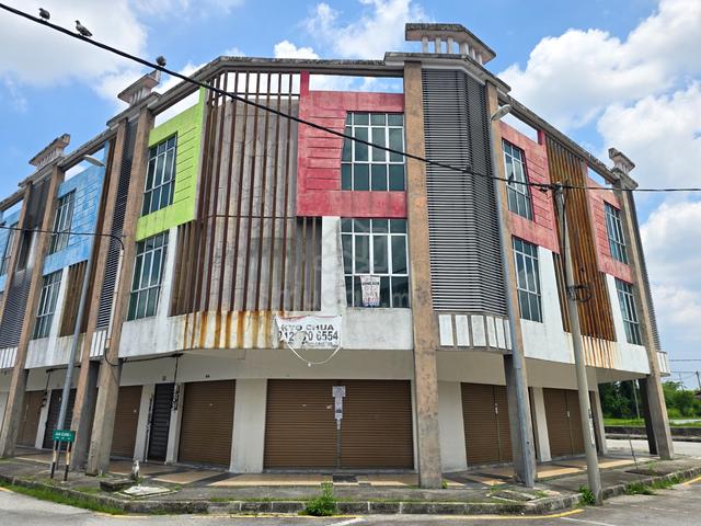Three Storey Shop Corner At Pusat Komersial Jelapang, Ipoh, Perak. 1