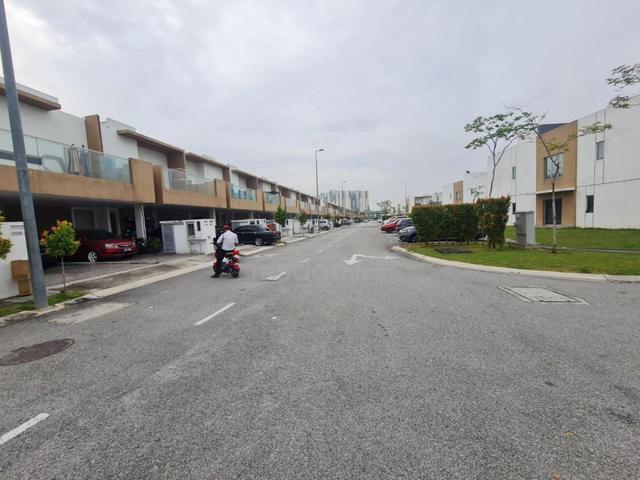LOWER UNIT, TERMURAH, Townhouse Casa Bluebell, Cybersouth, Selangor 1