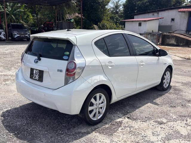 2013 Toyota PRIUS C 1.5 (HYBRID) NHP10R (A) - 4