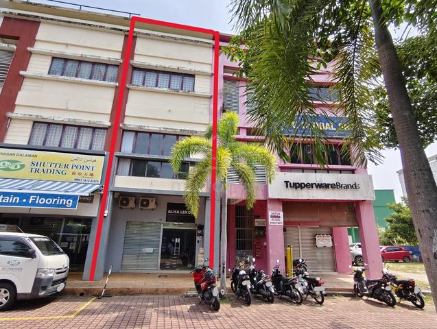 Bangunan Kedai 3 Tingkat, Tengah Bandar Kuala Terengganu. 1