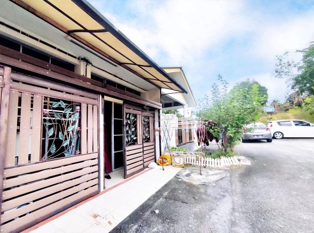 Rumah belakang deretan kedai 1