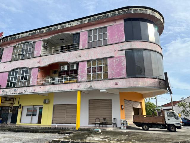 Klang 3 Storey Corner shop at Batu Belah Klang for Sale 1