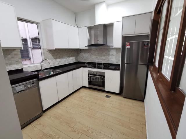 Middle room for ladies near Midvalley 5