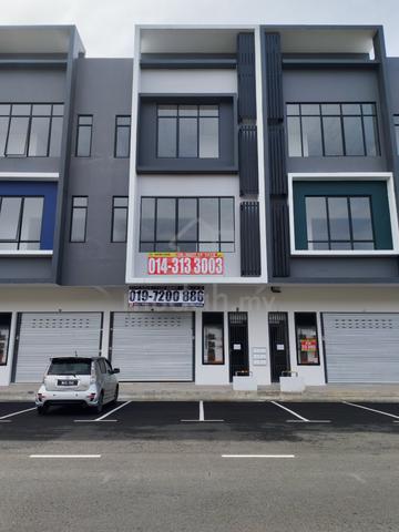 3 Storey Intermediate Shoplot Facing Main Road New Unit 1