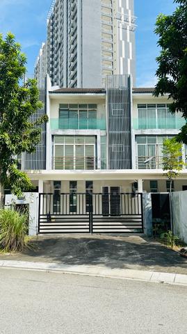Bandar Baru Bangi Avenue 3 STY Terrace House 7 Room 7 Bath 20 X 80 1