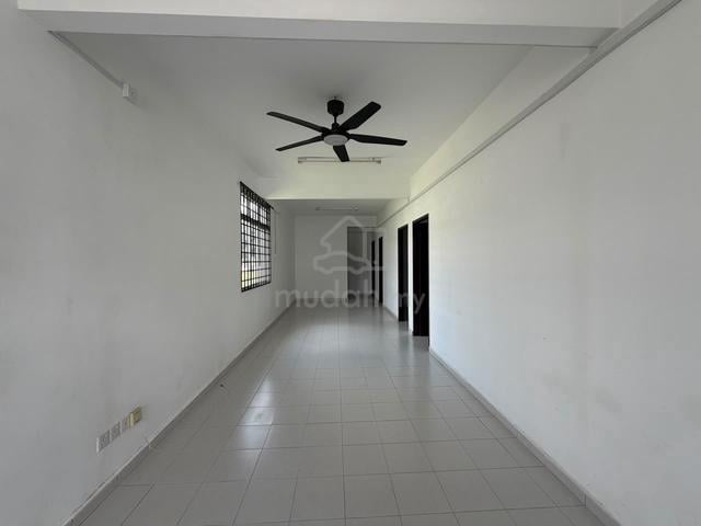Townhouse @ Jalan Scientex Maju Kulai Ground floor for Rent 1