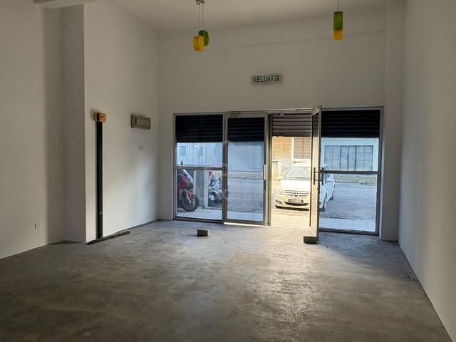 Ground Shop Lot Puchong Gateway LDP highway 22X75sf Limit Unit 1