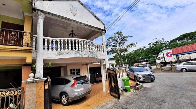 CORNER LOT SPACIOUS LIVING HALL 2 Storey Terrace TMN Koperasi Polis F2 1