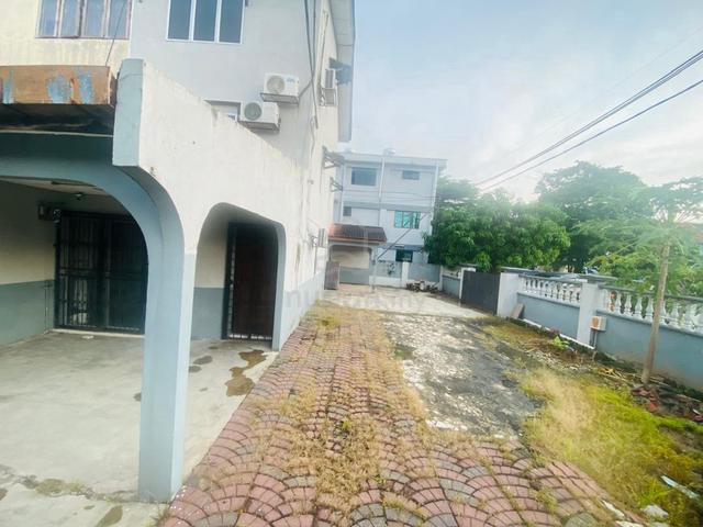 {Corner Lot} 3Storey Terrace House Seksyen 25 Taman Sri MUda Shah Alam 1