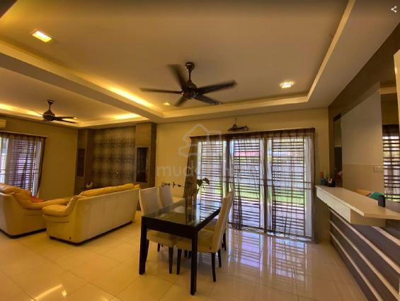 [Corner] Double Storey Landed House Partly Furnished Equine Park 1
