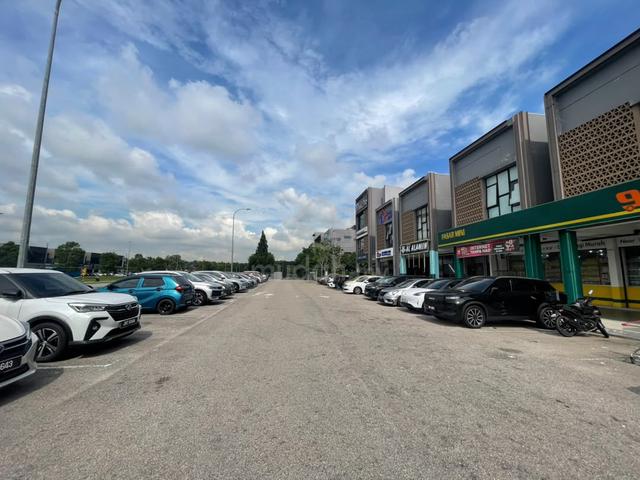 3-story Endlot storefront facing main road in Senai I-Park for sale 1