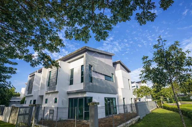Sunway Ledang Heights Double Storey Semi D End lot Full loan Molek 1