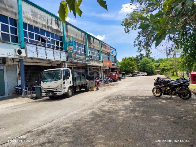 Facing road Taman Beringan 1.5 story shoplot for sale 1