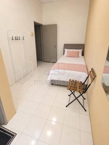 Pinggiran Putra Female Room | Near MRT, AEON, Giant & Putra Walk 1
