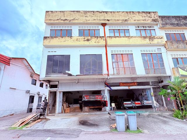 Three Storey Shop end lot/taman Kurnia 1