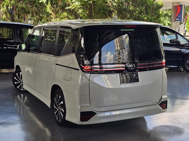 ORI LOW MILEAGE 2023 Toyota VOXY 2.0 S-Z (A) - 2