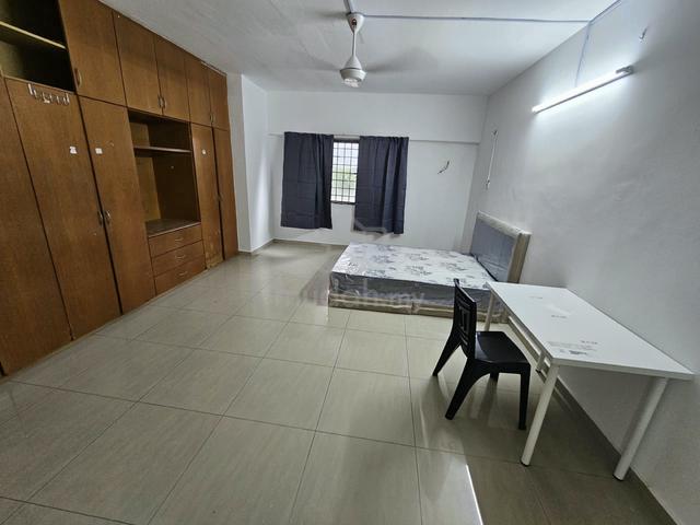 Pandan Villa condominium Big master room for female 1