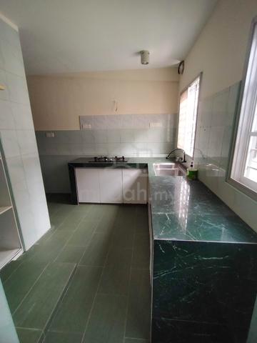 USJ 18 Double Storey Terrace Near LRT for Rent!! 4