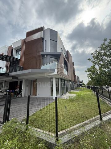Taman Puchong Legenda 3-Storey Corner Terraced House For Sale 1