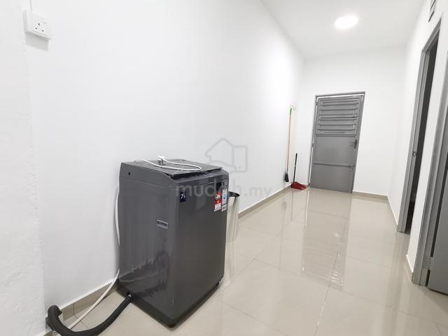 Tampoi Utama 3-Storey Shop For Sale! 5
