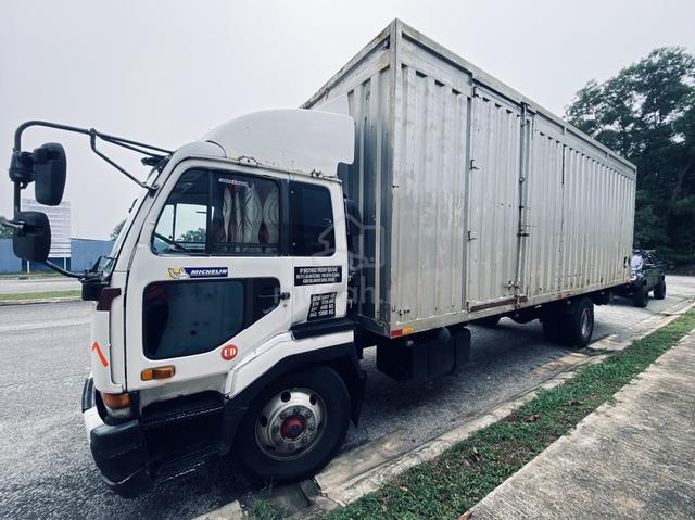 Nissan PF6 box truck - photo 2 of 4