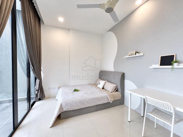 Balcony Room For Rent @2min to Gleneagles Hospital Medini🔥 1
