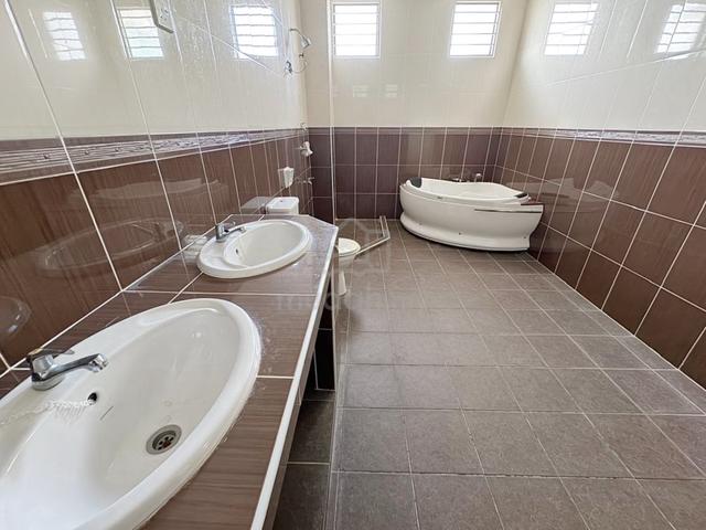 (CHEAPEST BIG! FULLY RENOVATED!) 3 Storey Terrace, Kota Warisan 2