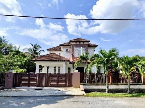 Cheap below market bungalow pantai sepang putra sungai pelek 1