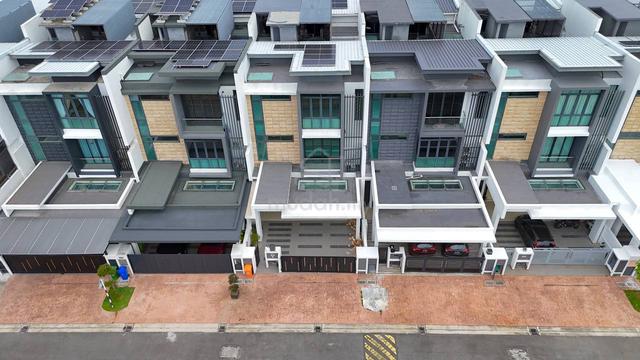 FACING OPEN 3 Storey Superlink Anggun Kirana Setia Alam 4