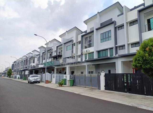 Limited BRAND NEW😍Face Parking!Telok Gadong Besar Klang!2.5 Sty House 1
