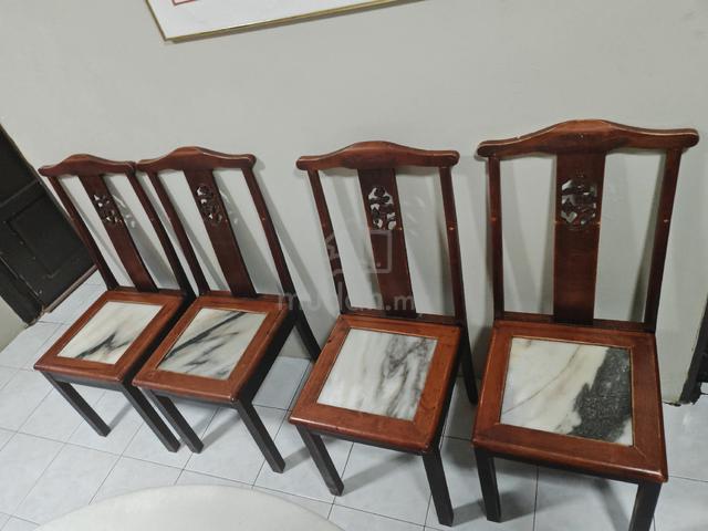 Dining table with four chairs  - photo 4 of 6