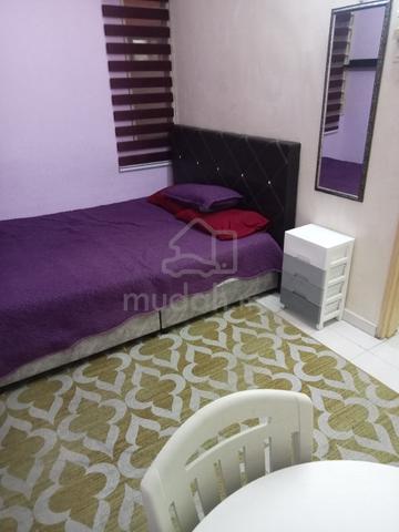 medium large room with queen bed 1