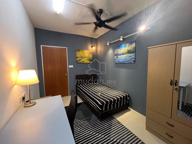 Near LRT Ara Damansara - female room ( Puncak Seri Kelana condo ) 1