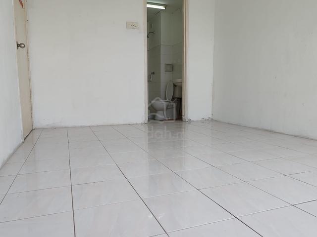 MASTER ROOM with bathroom inside at Puchong Perdana 1