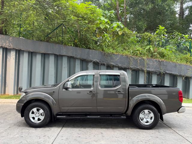 Nissan NAVARA 2.5 LE (A) 4x4 Grey - 2