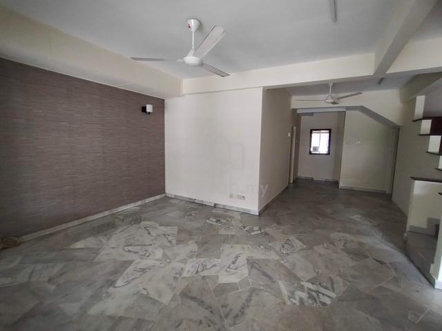 USJ 18 Double Storey Terrace Near LRT for Rent!! 3