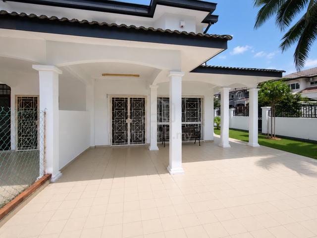 Spacious Corner House at USJ 13 Subang Jaya Extra Land For Rent 1