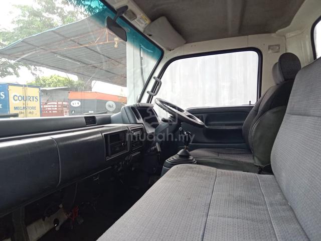 2011 Nissan UD YU41T5 | Aluminium Box 16'1" - photo 5 of 6