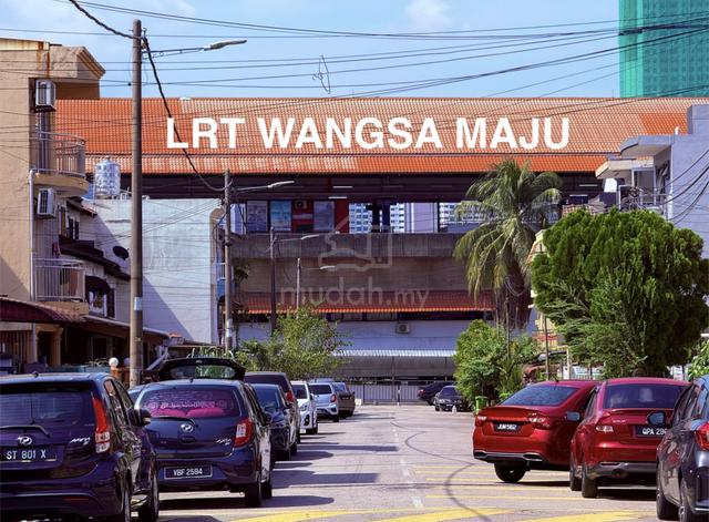 Master Bedroom/ Co-living unit/ Private bathroom/ 1 minute walk to LRT 1